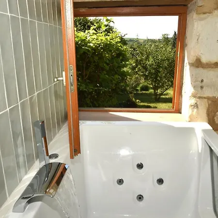 Holiday home Maisonnette Du Bonheur - Vue Campagne - Baignoire Balneo 32 Jets - Lits Queen Size