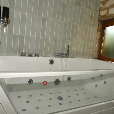 Holiday home Maisonnette Du Bonheur - Vue Campagne - Baignoire Balneo 32 Jets - Lits Queen Size *